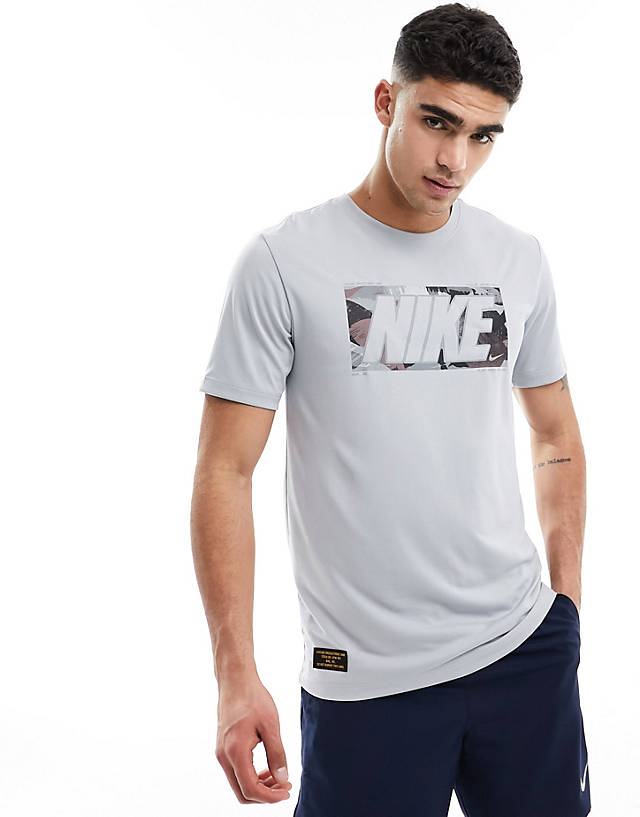 Nike Training - camo graphic t-shirt grey