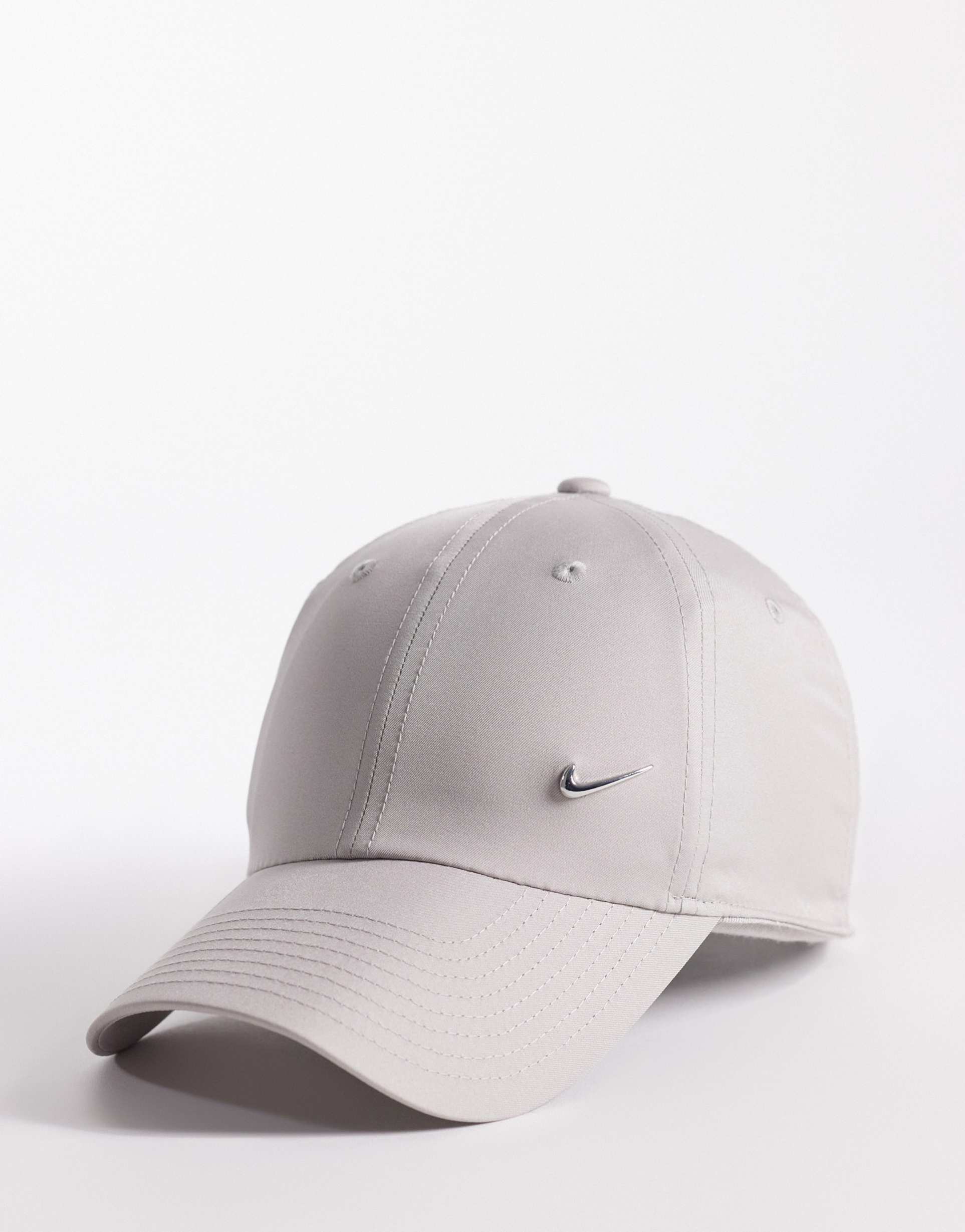 nike training club cap with metallic swoosh in gray and silver tone