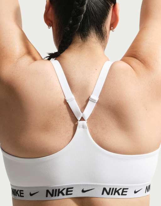 Nike Training Curve brassière de sport rembourrée à maintien léger et bretelles réglables, blanche, 2 de 4