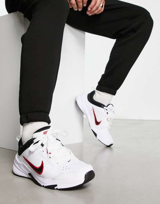 Nike Training - Defy All Day - Sneakers in wit