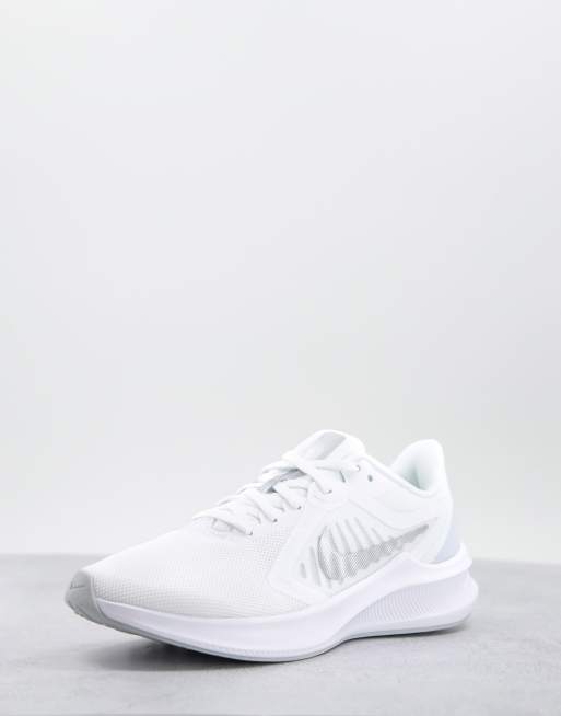 Nike Training - Downshifter 10 - Sneakers in bianco e argento