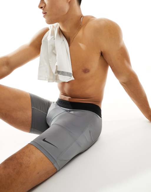 Nike Training - Dri-FIT - 18 centimeters shorts i grå og sort