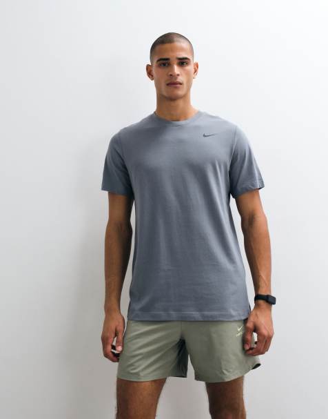 Nike Training Dri-FIT Baumwoll-T-Shirt in Grau - view 1