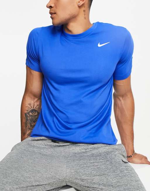 Nike – Training Dri-FIT – Blå t-shirt med logga på bröstet