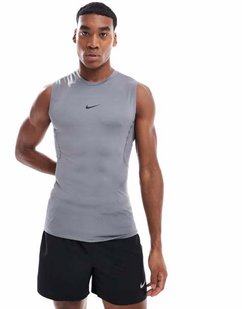 Nike Training – Dri-FIT – Eng anliegendes Trägertop in Grau - view 1