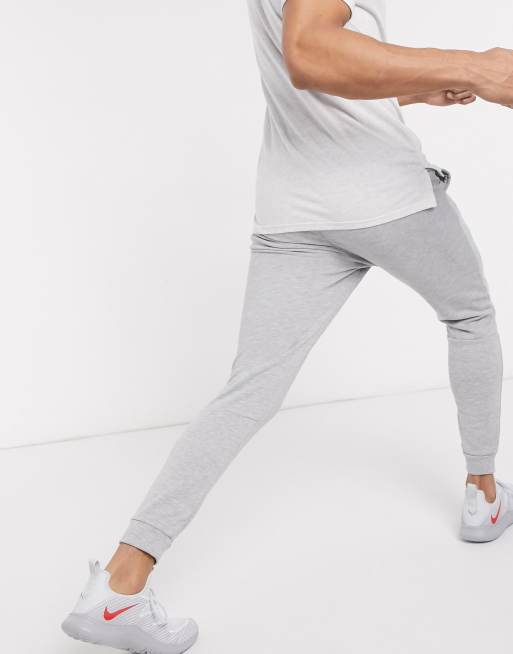 Nike Training - Dri-Fit - Fleece joggingbroek met smaltoelopende pijpen in grijs, 2 van 4
