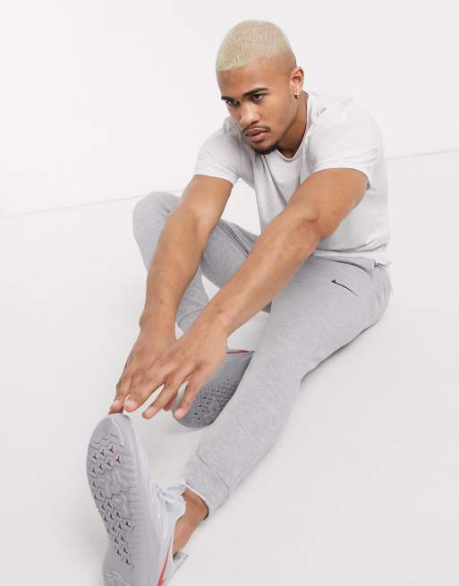 Nike Training - Dri-Fit - Fleece joggingbroek met smaltoelopende pijpen in grijs, 3 van 4