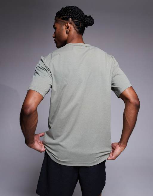 Nike Training - Dri-FIT - Hyverse UV - T-shirt in licht kaki, 2 van 4