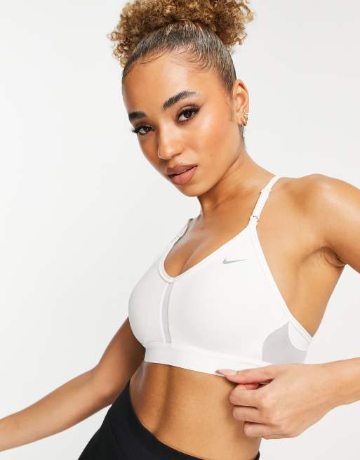 Nike Training Dri-FIT – Indy – Biały usztywniany biustonosz sportowy zapewniający lekkie wsparcie z dekoltem w kształcie litery V