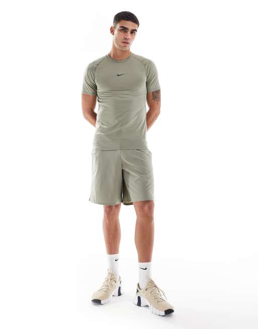 Nike Training – Dri-FIT – Kakigrön t-shirt i muscle fit, 2 av 4