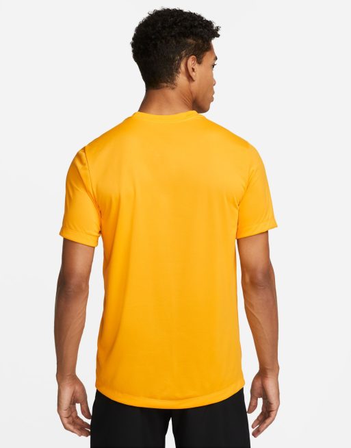 d.i.a 背中開き　イエロー タイトフィット Tシャツ Nike Training Dri-FIT Legend t-shirt in yellow | ASOS