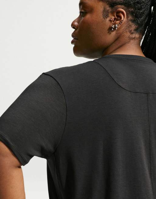 Nike Training Dri-FIT One Relaxed Curve top met korte mouwen in zwart, 2 van 4