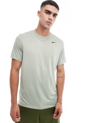 Тренировочная футболка Nike Dri-Fit Reset светло-зеленого цвета 4890₽