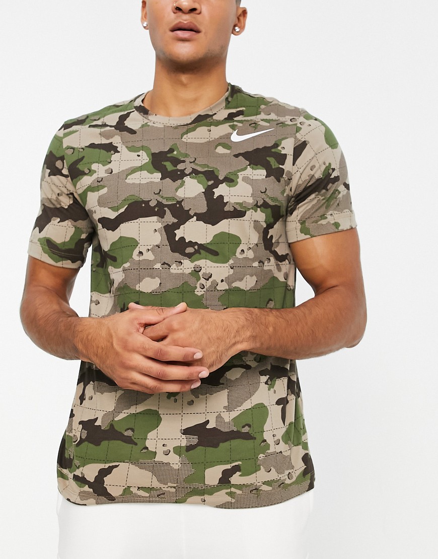 Nike Training - Dri-FIT - Sneldrogend T-shirt bedekt met camouflageprint in bruin