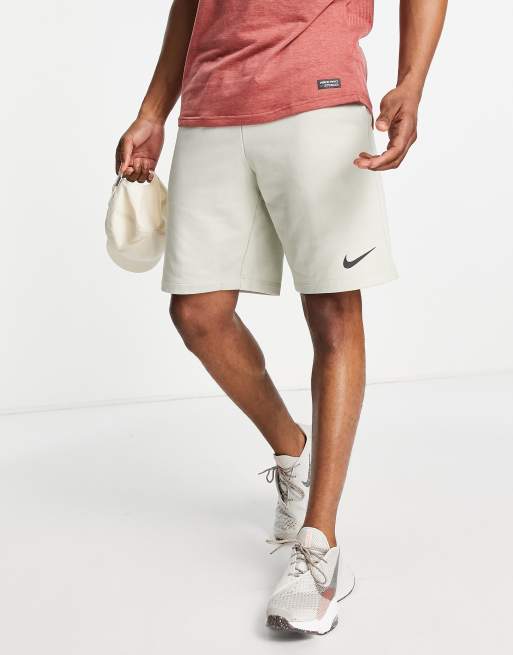 Nike Training - Dri-FIT - Sneldrogende fleece short in stone
