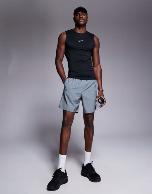 Nike Training – Dri-FIT – Svart linne i muscle fit, 2 av 4