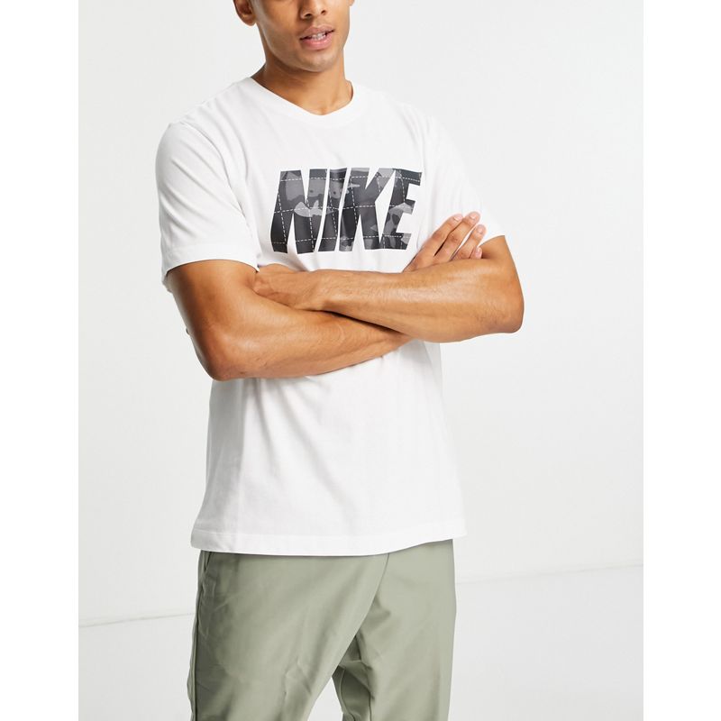 82fxV Activewear Nike Training - Dri-FIT - T-shirt bianca con grafica mimetica del logo