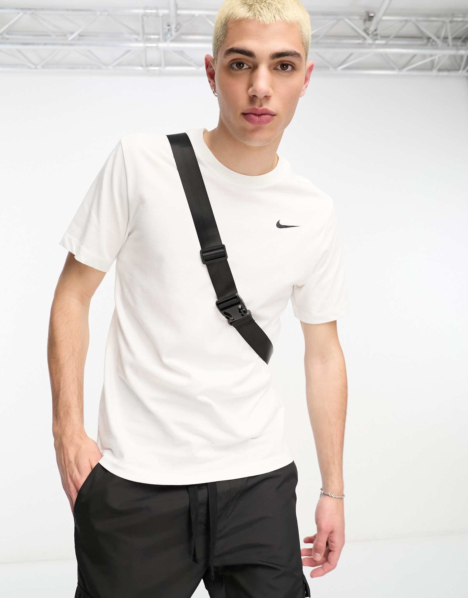 Тренировочная футболка Nike Dri-FIT белого цвета