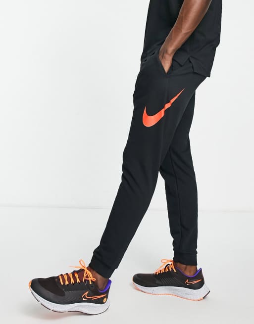 Nike Training - Dri-FIT - Toelopende joggingbroek met swoosh in zwart en rood