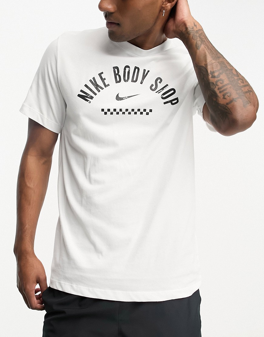 nike training - d.y.e. - dri-fit - hvid t-shirt med 'body shop'-grafik