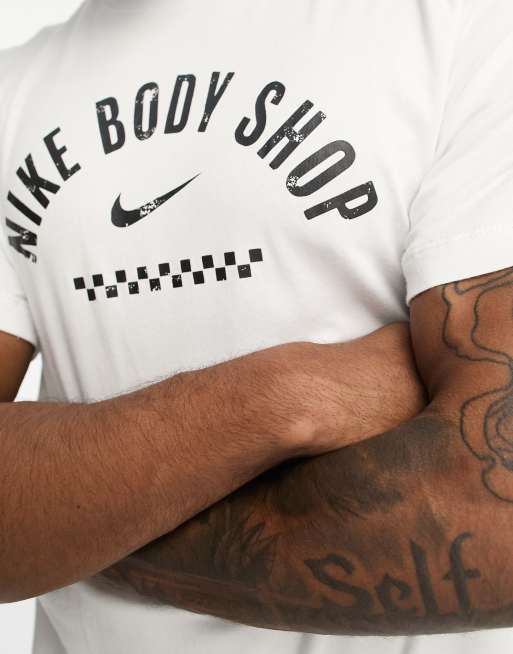 Nike Training - D.Y.E. - T-shirt en tissu Dri-FIT à inscription Body Shop - Blanc, 3 de 4