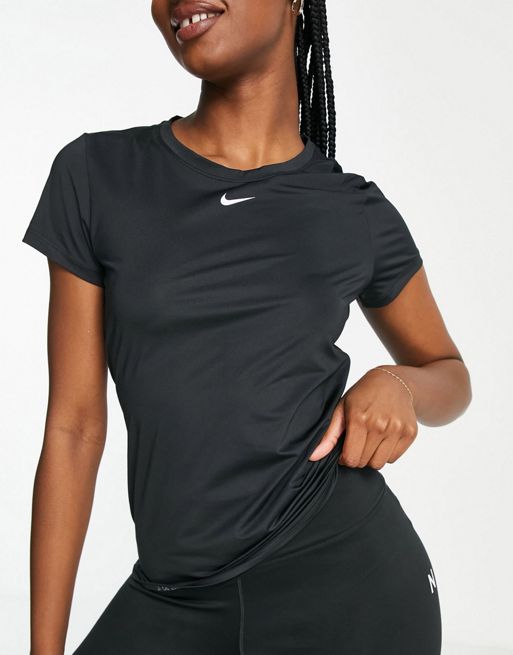 Nike Training - Essential - Sort T-shirt med swoosh
