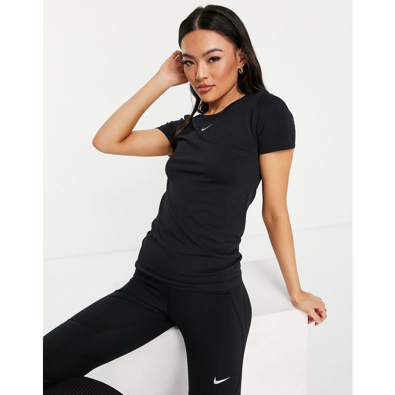 PESwP Donna Nike Training - Essential - T-shirt slim nera