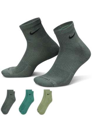 Nike Training Nike Training Everyday Cushioned Plus 3 pack ankle socks in multi-Green