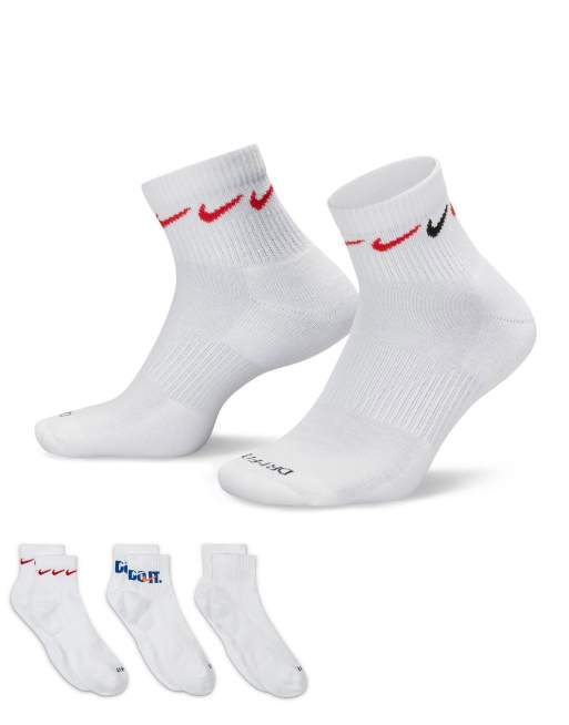 Nike Training - Everyday Cushioned Plus - Confezione da 3 paia di calzini alla caviglia bianchi con stampa