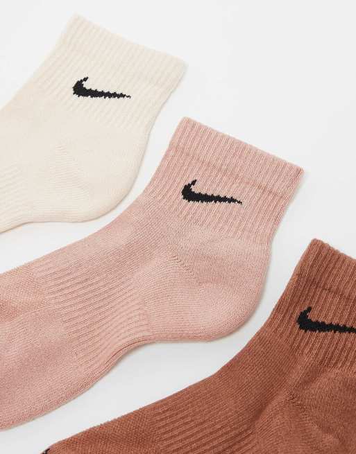 Nike Training Everyday Plus Cushioned 3 pack ankle socks in brown and beige, 2 of 3