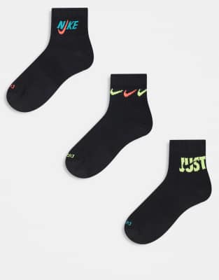 Nike Training Nike Training Everyday Plus Cushioned graphic 3 pack ankle socks in black