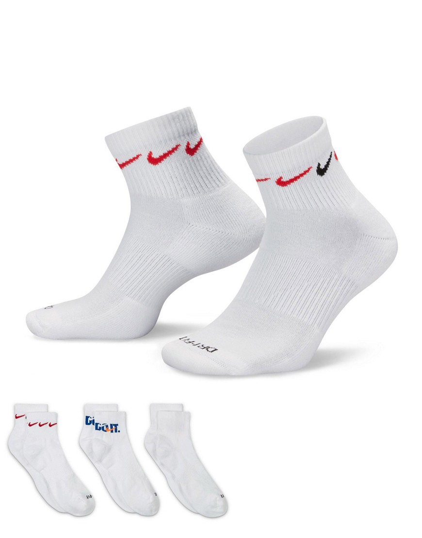 Nike Training Everyday Plus Cushioned graphic 3 pack ankle socks in white