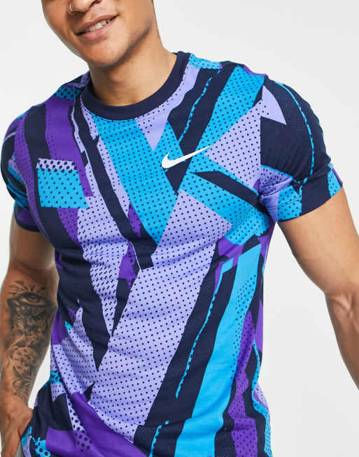 Nike Training – Fioletowy T-shirt w stylu lat 90. z nadrukiem graficznym na całej powierzchni