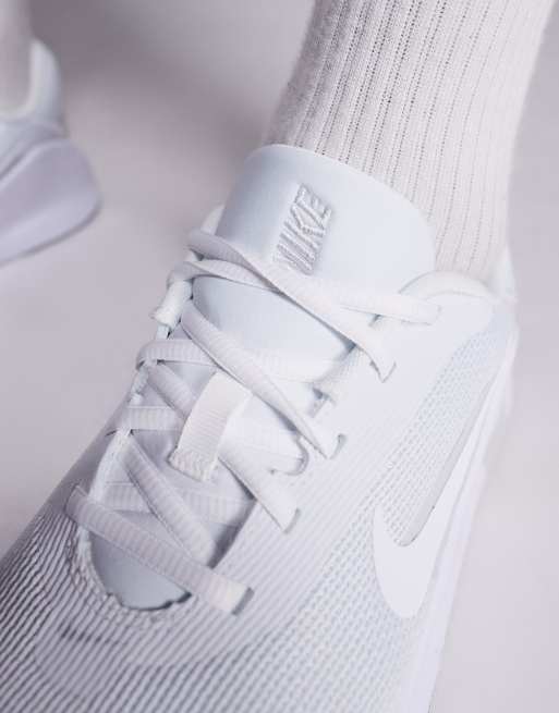 Nike Training Flex sneakers in white and gray, 4 of 5