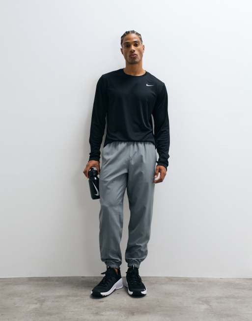 Nike Training – Form Dri-FIT – Schmal zulaufende Jogginghose in Grau, 2 von 5
