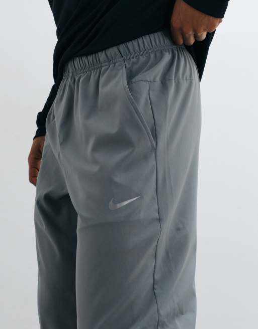 Nike Training - Form - Dri-Fit - Smaltoelopende joggingbroek in grijs, 3 van 5