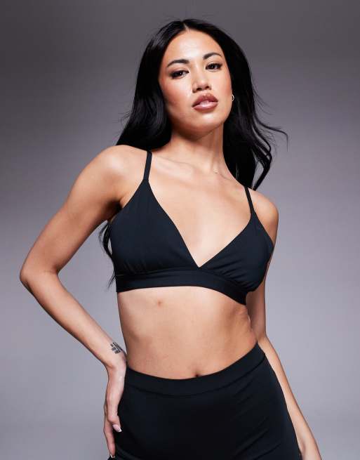 Nike Training - Form - Dri-FIT - Triangel sport-bh met lichte ondersteuning in zwart