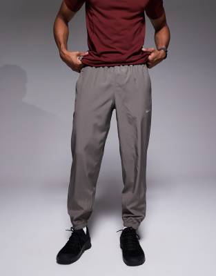 Nike Training - Form - Pantalon de jogging en tissu Dri-FIT - Gris