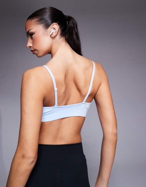 Nike Training – Form – Triangel-Sport-BH in Hellblau mit leichter Stützfunktion, 3 von 4