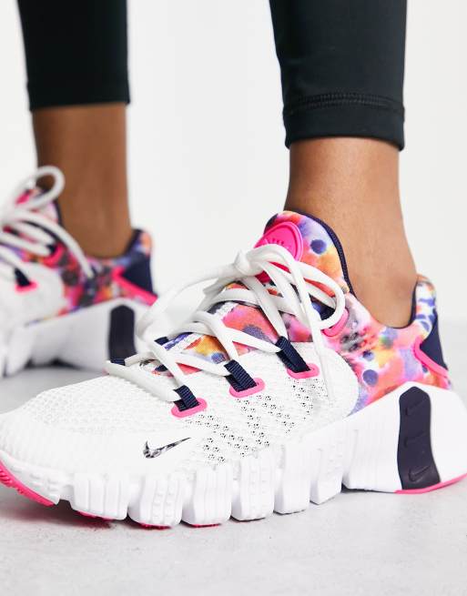 Nike Training Free Metcon 4 Sneakers met print in roze en wit