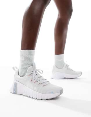 Nike Training Free - Metcon 6 - Sneaker in Grau und Weiß