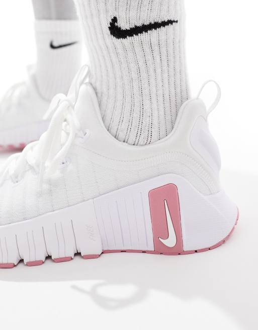 Nike Training - Free Metcon 6 - Sneakers bianche e rosa, 4 di 5