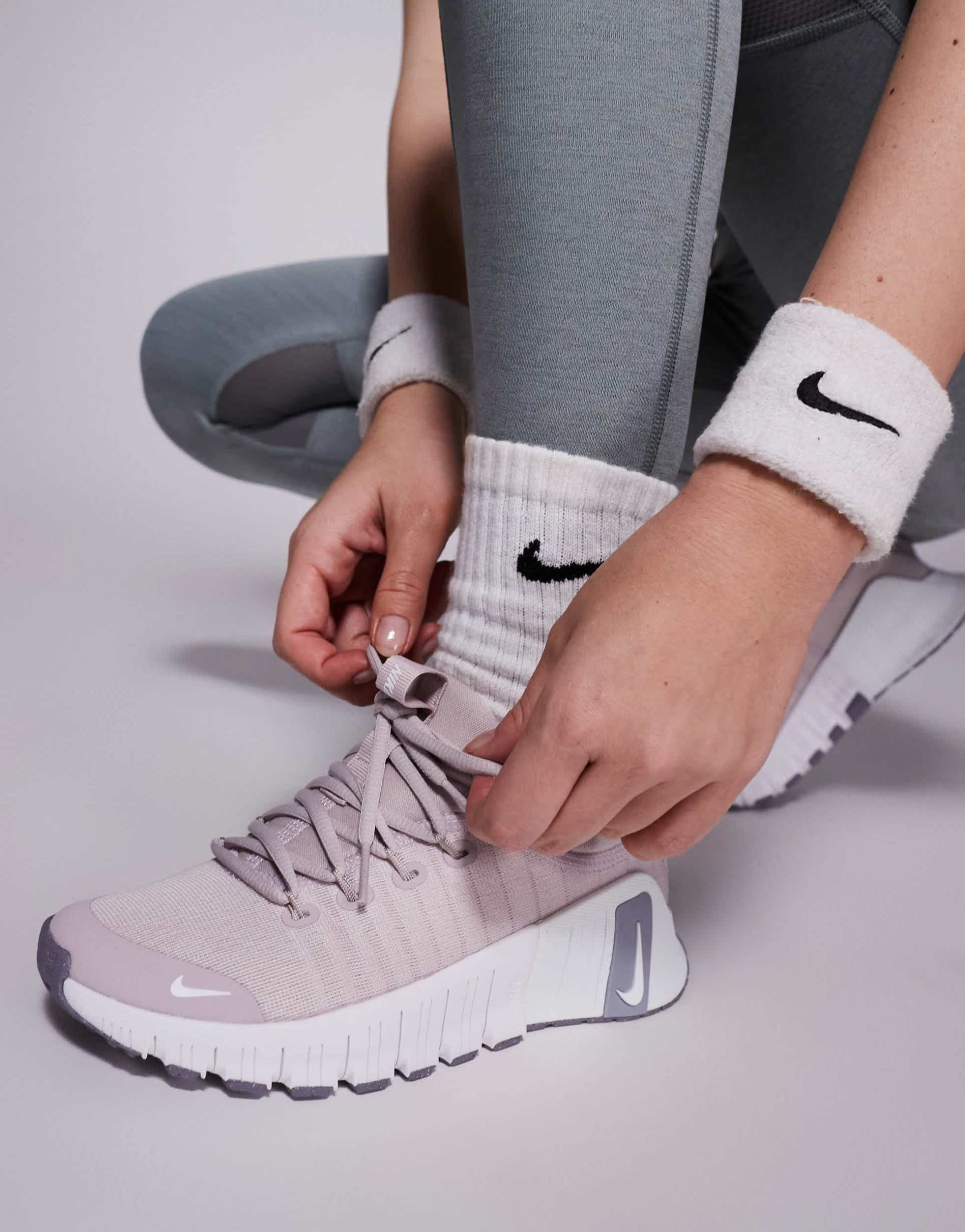 nike training free metcon 6 sneakers in light purple and white
