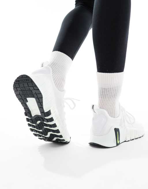 Nike Training Free Metcon 6 sneakers in white and light green, 4 of 5