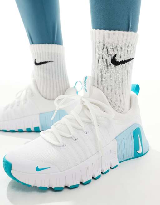 Nike Training Free Metcon 6 trainers in white and turquoise, 3 of 5