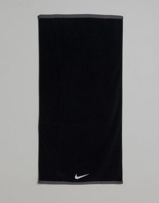Nike Training – Fundamental – Stor, svart handduk et.17l010