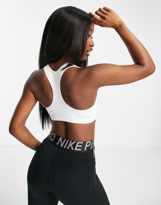 Nike Training – Futura – Sport-BH in Weiß mit mittlerer Stützfunktion und Swoosh-Logo, 2 von 4