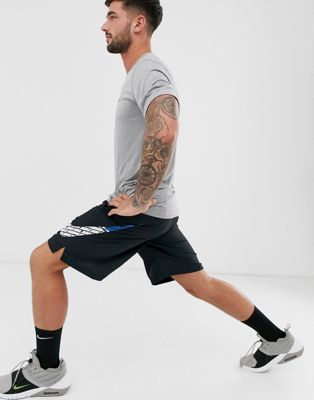 Nike Training - Geweven short met swoosh-print in zwart