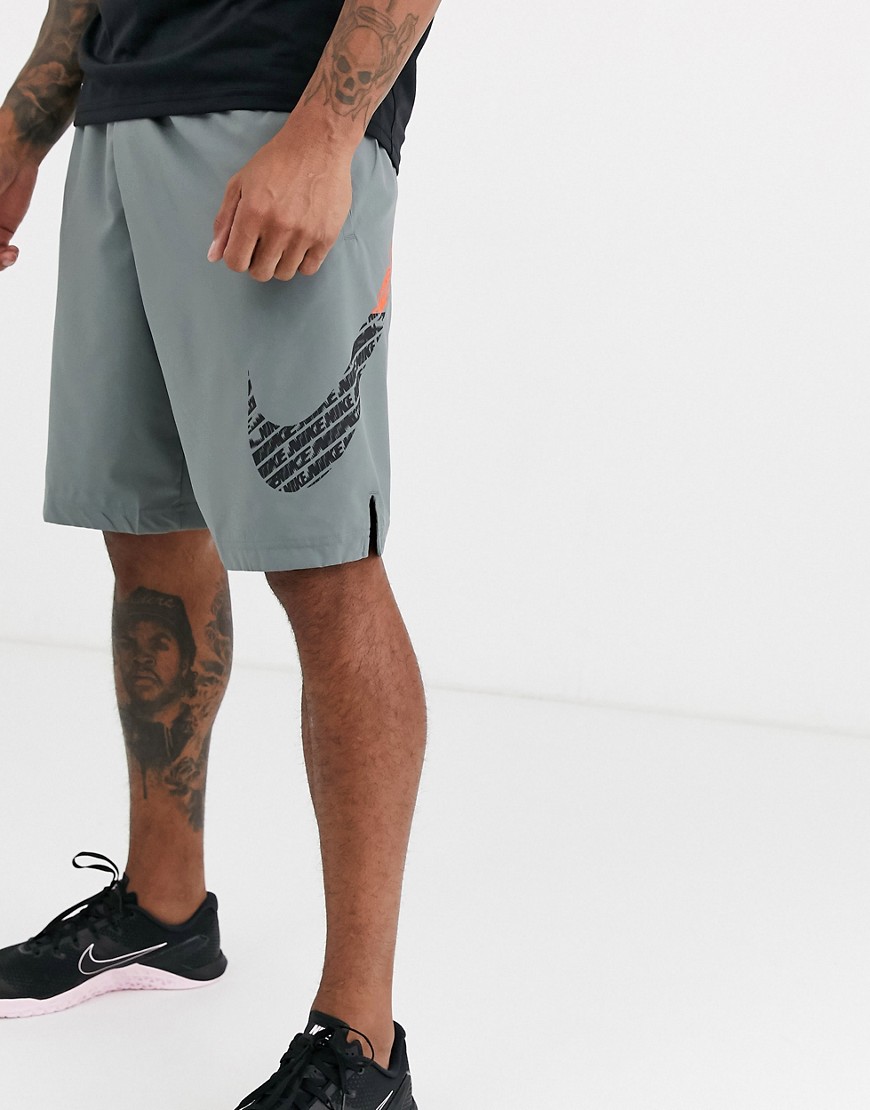 Nike Training - Geweven shorts met swooshprint in grijs