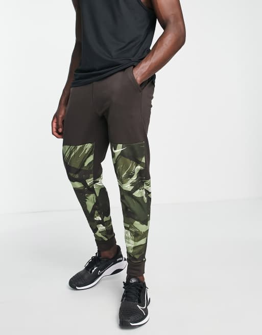 Nike Training - Glitch - Dri-FIT - Toelopende joggingbroek met camouflageprint in kaki